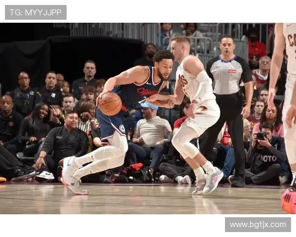 正播爵士与雷霆激战正酣球迷热情高涨期待精彩对决